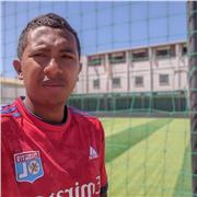 On va apprendre quelques techniques simple avant votre intégration dans des écoles de football. Vous allez découvrir aussi mon équipe U12 à Madagascar